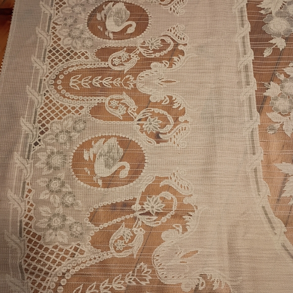 Elegant Lace Tablecloth - Picture 3 of 6